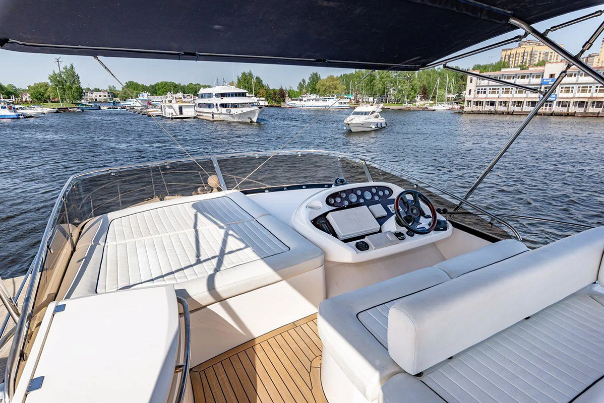 Аренда яхты Sunseeker Predator 50 в Москве - флайбридж